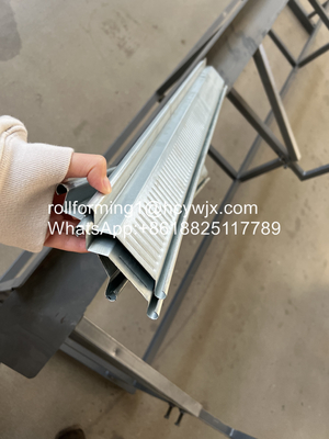 Machine voor het vormen van rolluiken met een snelle sluiter met een snijblad van materiaal van Cr12