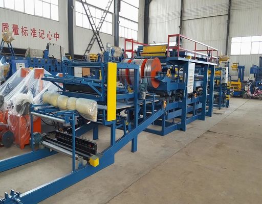 Dubbele Metalen Schuim Sandwichpaneel Rolvormmachine met 1000 mm Ontwikkelde Breedte, 0-5 m/min Productiesnelheid en 50-250 mm Productdikte