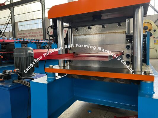 Machine voor het vormen van rollen van wandpanelen van koud staal