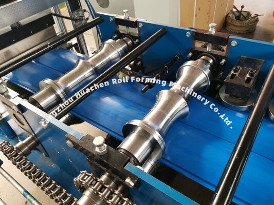 Machine voor het vormen van koude rollen van stalen daken