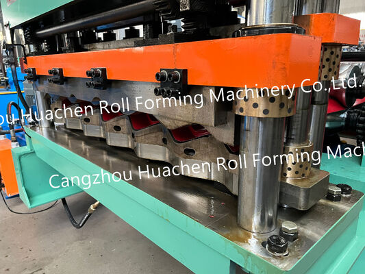 Rolvormende machine voor het vormen van dakprofielen van golvende staalplaten