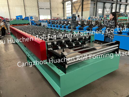 Rolvormende machine voor het vormen van dakprofielen van golvende staalplaten