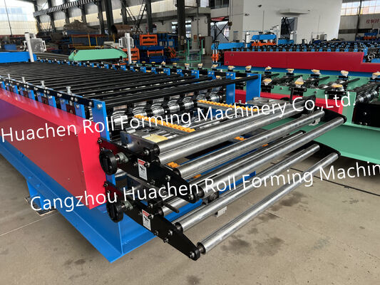 Machine voor het maken van dakplaten van metalen of staal