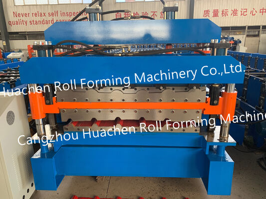 Machine voor het rollen van metalen platen met een dubbele laag voor dakbedekking en bekleding
