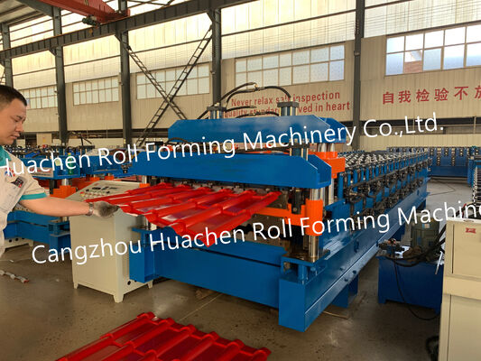 Machine voor het rollen van metalen platen met een dubbele laag voor dakbedekking en bekleding