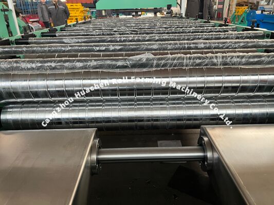 Machine voor het maken van dakplaten van metalen of staal