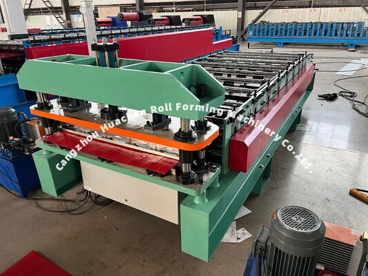 Machine voor het maken van dakplaten van metalen of staal