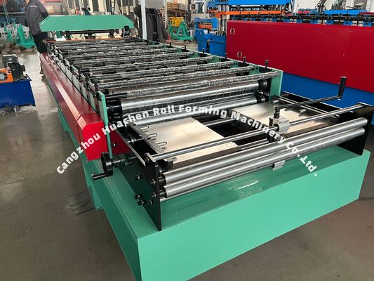 Machine voor het maken van dakplaten van metalen of staal