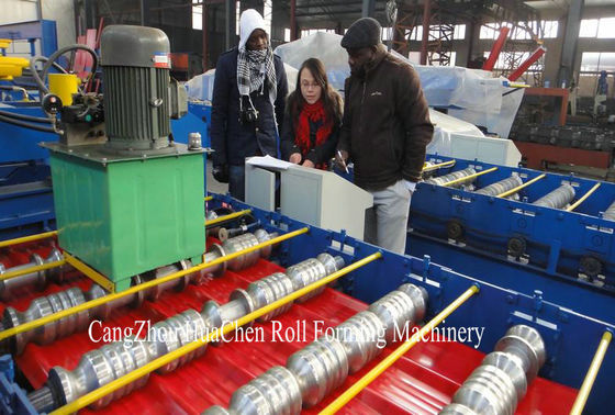 Automatische stalen metalen geglazuurde dubbele laag rollvormende machine voor het maken van tegels van 0,3-0,6 mm dikte