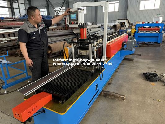 Machine voor het vormen van rolluiken met een ketentransmissie met een snijblad van materiaal van Cr12