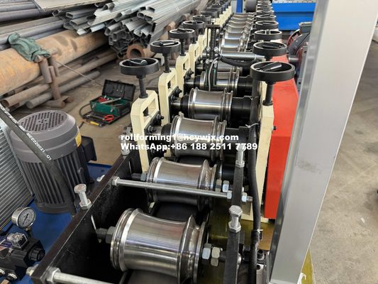 Machine voor het vormen van rolluiken met een ketentransmissie met een snijblad van materiaal van Cr12