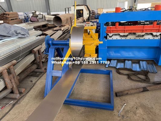 Machine voor het vormen van rolluiken met een ketentransmissie met een snijblad van materiaal van Cr12