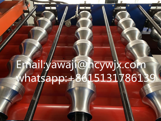 Machine voor het maken van glazen daktegels en porseleinentegels